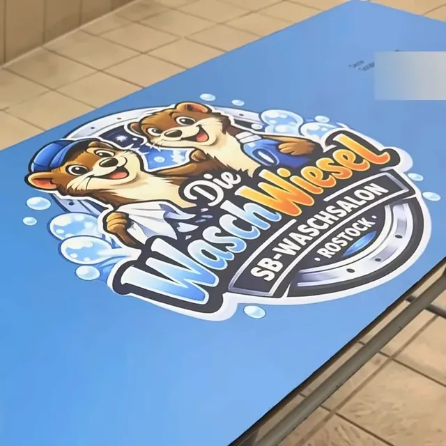 Blauer Falttisch mit großem Die-WaschWiesel-Logo auf der Tischplatte